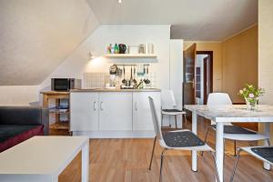 a kitchen and living room with a table and chairs at Ferienwohnung 1 Schulze in Neustrelitz