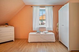 a bedroom with a bed and a window at Ferienwohnung 1 Schulze in Neustrelitz