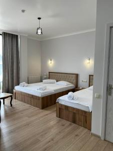 two beds in a hotel room with at Boulevard Apartments in Itʼkhvisi