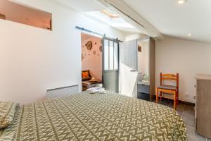 a bedroom with a bed and a desk and a chair at Gite en Campagne Valentin in Avignon +25 photos