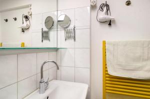 a bathroom with a sink and mirrors and a towel at Blauer Seestern in Allensbach +28 photos