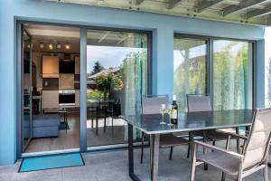 a dining room with a table and some chairs at Blauer Seestern in Allensbach