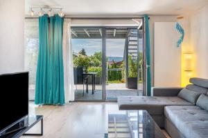a living room with a couch and a glass table at Blauer Seestern in Allensbach