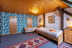 a bedroom with two beds and a wooden ceiling at Haus am Markt Fewo 3 in Schöningen