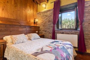 a bedroom with a bed and a window at Eiron in O Porto de Espasante
