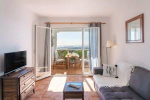 a living room with a couch and a television at Appartement avec 2 piscines in Mutxamel