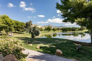 a view of a lake in a park at Appartement avec 2 piscines in Mutxamel