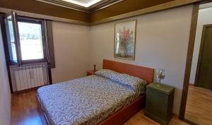 a small bedroom with a bed and a window at Il Nido di Kora in Pescasseroli