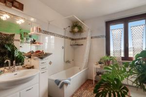 a bathroom with a bath tub and a sink and a tubermott at Casa Bice in Marcialla