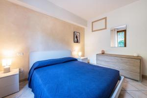 a bedroom with a blue bed in a room at Kastel's house in Roe