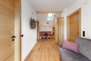 a living room with a couch and a table at Apartments Schlernheim in Fie allo Sciliar