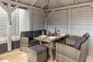 a patio with a wooden table and chairs at Ferienhaus Optikstadt Rathenow in Rathenow