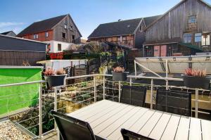 a garden with a table and chairs and houses at Am Graben in Hasselfelde