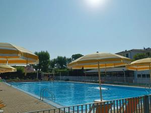 a large swimming pool with umbrellas and a swimming pool at Civico 316 con Piscina in Porto Recanati