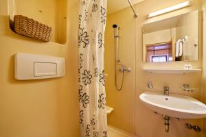 a bathroom with a sink and a shower at Wohnung Elstar Schnalserhof in Laces +7 photos