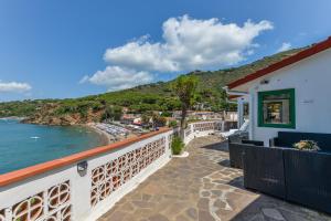 a balcony with a view of the ocean at Villa Oda - Bilocale sul mare in Capoliveri