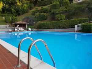 a swimming pool at a hotel with blue water at Ferienwohnung Casa 50 in Gargnano