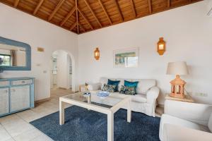 a living room with a white couch and a table at La Villa La Palma- 1 dormitorio A in Los Barros