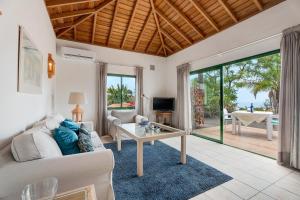 a living room with a couch and a table at La Villa La Palma- 1 dormitorio A in Los Barros