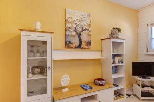 a room with a desk and a painting on the wall at La Fleur in Tengen