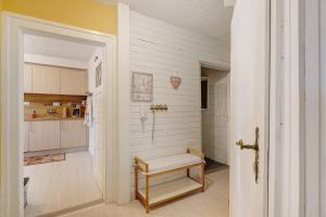 a hallway with a bench in a kitchen at La Fleur in Tengen +20 photos
