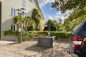 a car parked in front of a house with a fountain at La Fleur in Tengen
