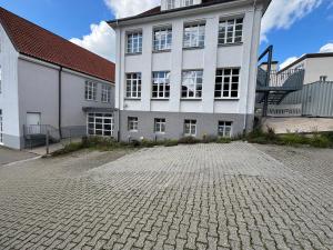 a building with a cobblestone street in front of it at Haus Rosa in Albstadt