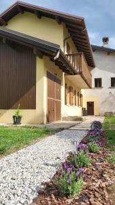 a house with a gravel driveway in front of a house at Il giardino in campagna in Seren del Grappa