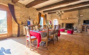 a dining room with a table and chairs and a fireplace at Daol Grenn in Pluvigner