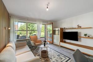 a living room with a couch and a tv at Sonnenterrasse im Schwarzwald in Freudenstadt
