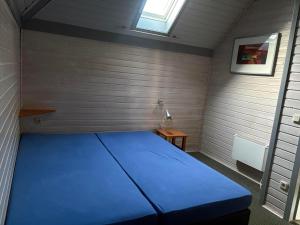 a small room with a blue bed in it at Sternschnuppe in Kirchheim