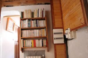 a room with two book shelves filled with books at Landrosace in Le Monêtier-les-Bains