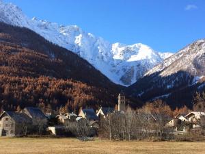 a group of houses in front of a mountain at Landrosace in Le Monêtier-les-Bains