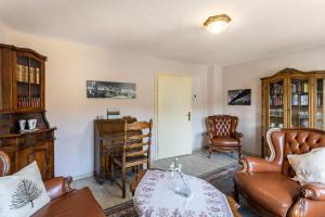 a living room with a couch and a table at Ferienwohnung Schlossbergblick in Arnsberg