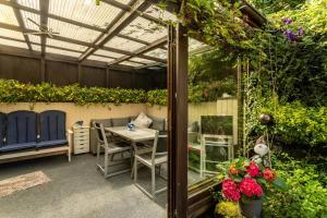 a patio with a table and chairs under a pergola at Ferienwohnung Schlossbergblick in Arnsberg