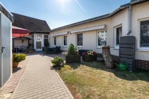 a house with a courtyard with a patio at Ferienhaus Nestwärme in Calau