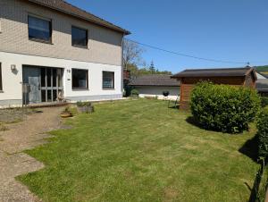 a yard in front of a house with a building at Das Spatzennest in Riol