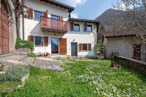 a house with a cat sitting in the yard at Family House Il Butto in Erve