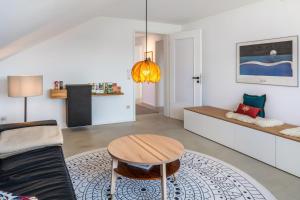 a living room with a couch and a table at Urlaubsapartment Südsicht in Ihringen