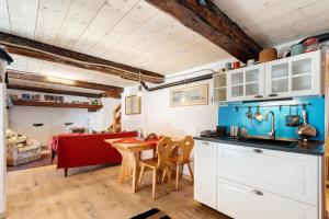 a kitchen and dining room with a table and chairs at Chalet Tomidicarta in Trasquera