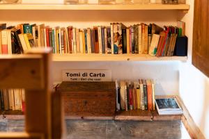 a book shelf filled with lots of books at Chalet Tomidicarta in Trasquera