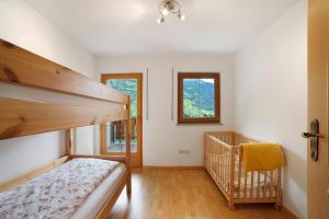 a bedroom with a bunk bed and a crib at Hienerhof in Moso