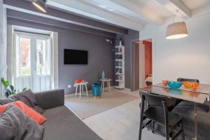 a living room with a couch and a table at Ortigiadreamrooms 12 in Syracuse