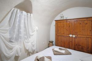 a bedroom with a bed with a white curtain at Agriturismo U' Spigu Nonna Annetta in Nasino