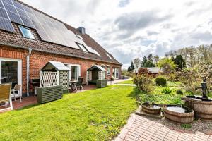a house with solar panels on the roof at Gartenglückchen in Lindhöft