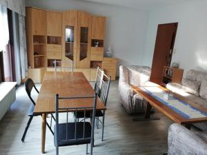 a living room with a wooden table and chairs at Luitje Gasthuus in Krummhörn
