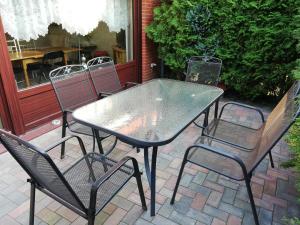 a table and chairs sitting on a patio at Luitje Gasthuus in Krummhörn