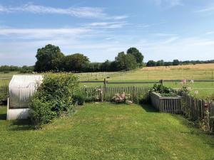 a garden with a fence and some flowers at Ferienwohnung Traumblick in Reesdorf