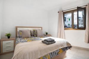 a bedroom with a large bed with a window at Casa Lía in La Santa
