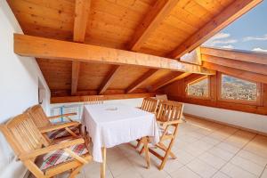 a dining room with a table and chairs at Fröhlichhof Wohnung Panorama in Lagundo